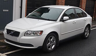 330px-2008_Volvo_S40_S_Diesel_Automatic_2.0_Front (1)