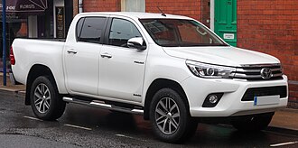 330px-2016_Toyota_HiLux_Invincible_D-4D_4WD_2.4_Front