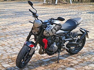 330px-Triumph_Trident_660_Silver_Ice_Diablo_Red