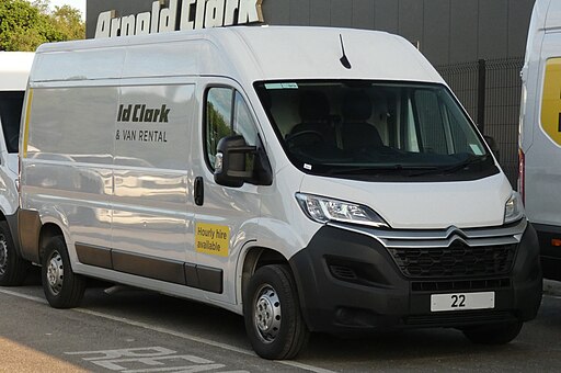 512px-2022_Citroen_Relay_35_Enterprise_BlueHDi_-_2200cc_2.2_(140PS)_Diesel_-_White_-_05-2024,_Front